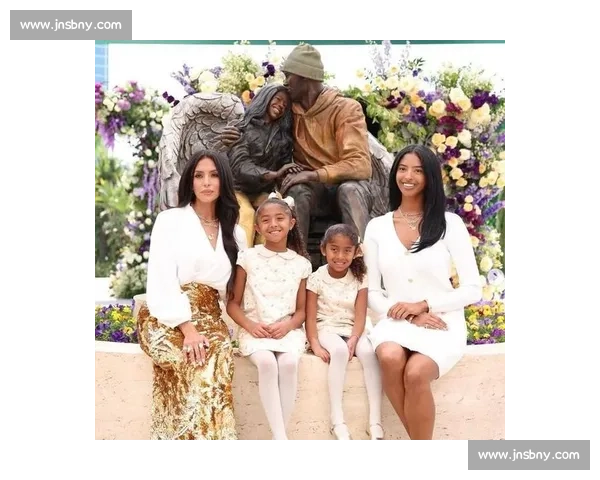 瓦妮莎晒科比旧照,三女儿公园同框,小女儿神似父亲 瓦妮莎晒科比旧照,三女儿公园同框,小女儿神似父亲