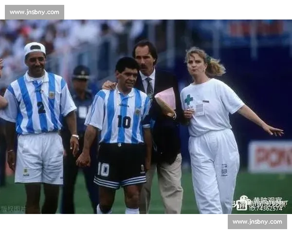 迟暮绿茵：当白发与足球相遇时的倔强与温柔